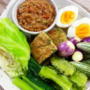 น้ำพริกกะปิ ผักลวก ผัดสด ไข่ชะอม