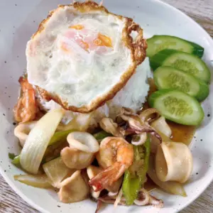 ข้าวผัดพริกหยวกทะเล