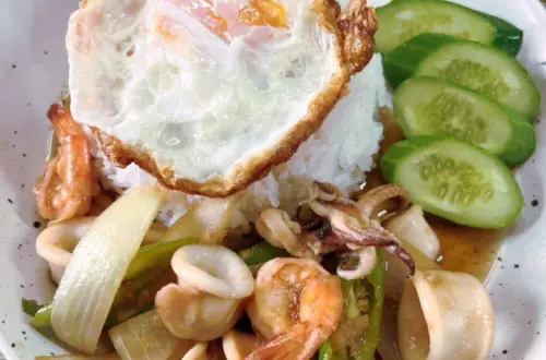 ข้าวผัดพริกหยวกทะเล
