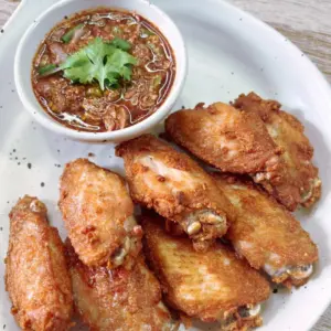 ปีกไก่ทอด น้ำจิ้มแจ่ว