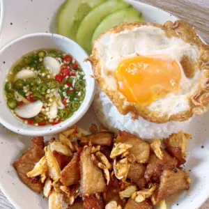 ข้าวหมูทอดกระเทียมไข่ดาว