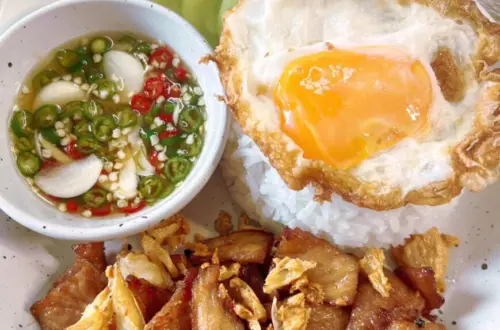 ข้าวหมูทอดกระเทียมไข่ดาว