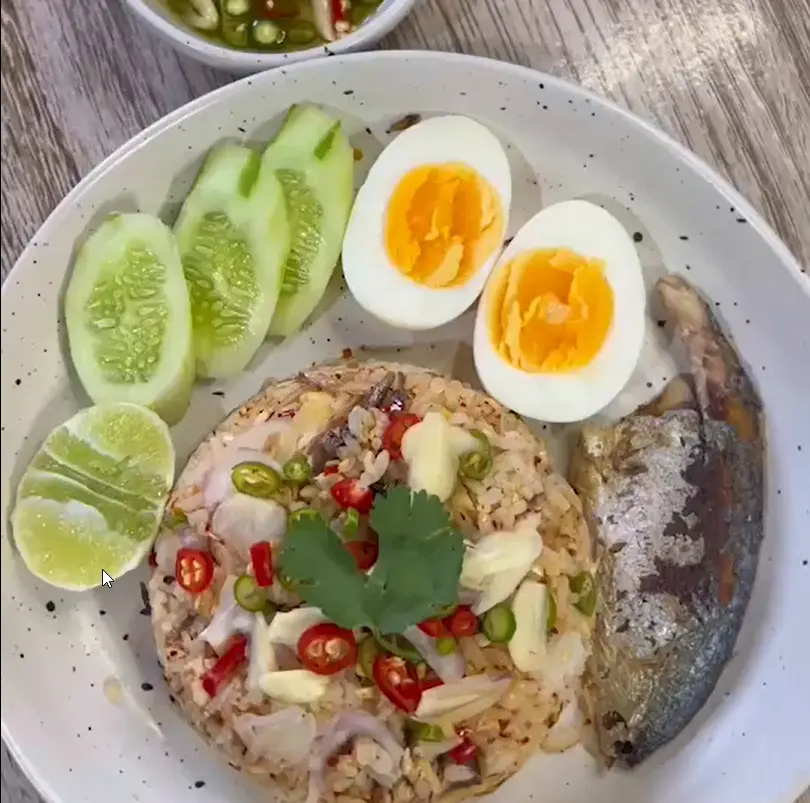 ข้าวคลุกปลาทูพริกป่น