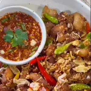 หมูทอดข้าวคั่วน้ำจิ้มแจ่ว