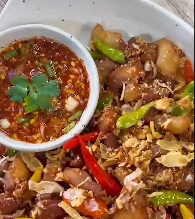 หมูทอดข้าวคั่วน้ำจิ้มแจ่ว