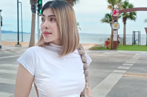 จุดถ่ายรูปสุดฮิตทางม้าลายริมหาดจอมเทียน